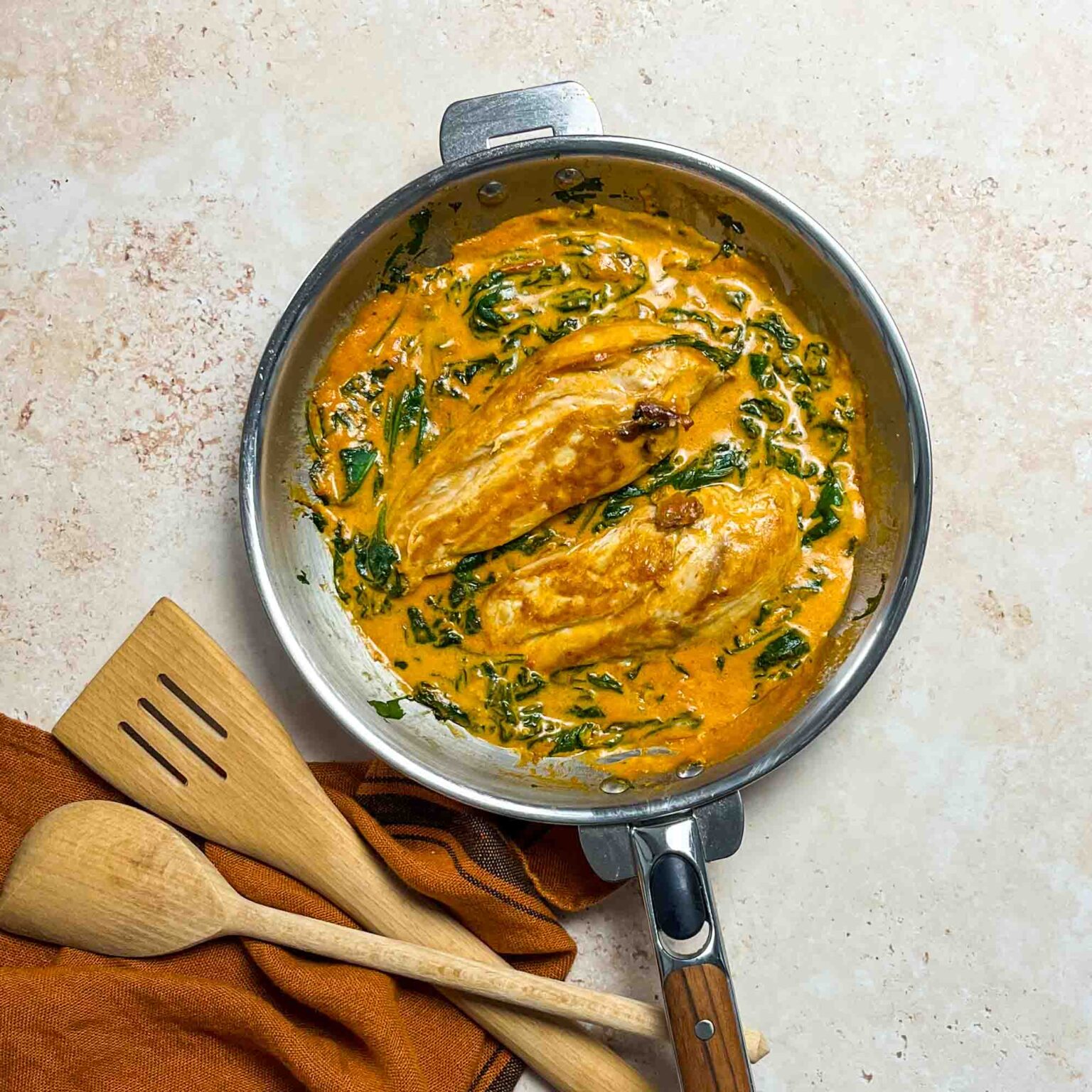 Poulet aux épinards crème au pesto rosso - la cerise sur le m