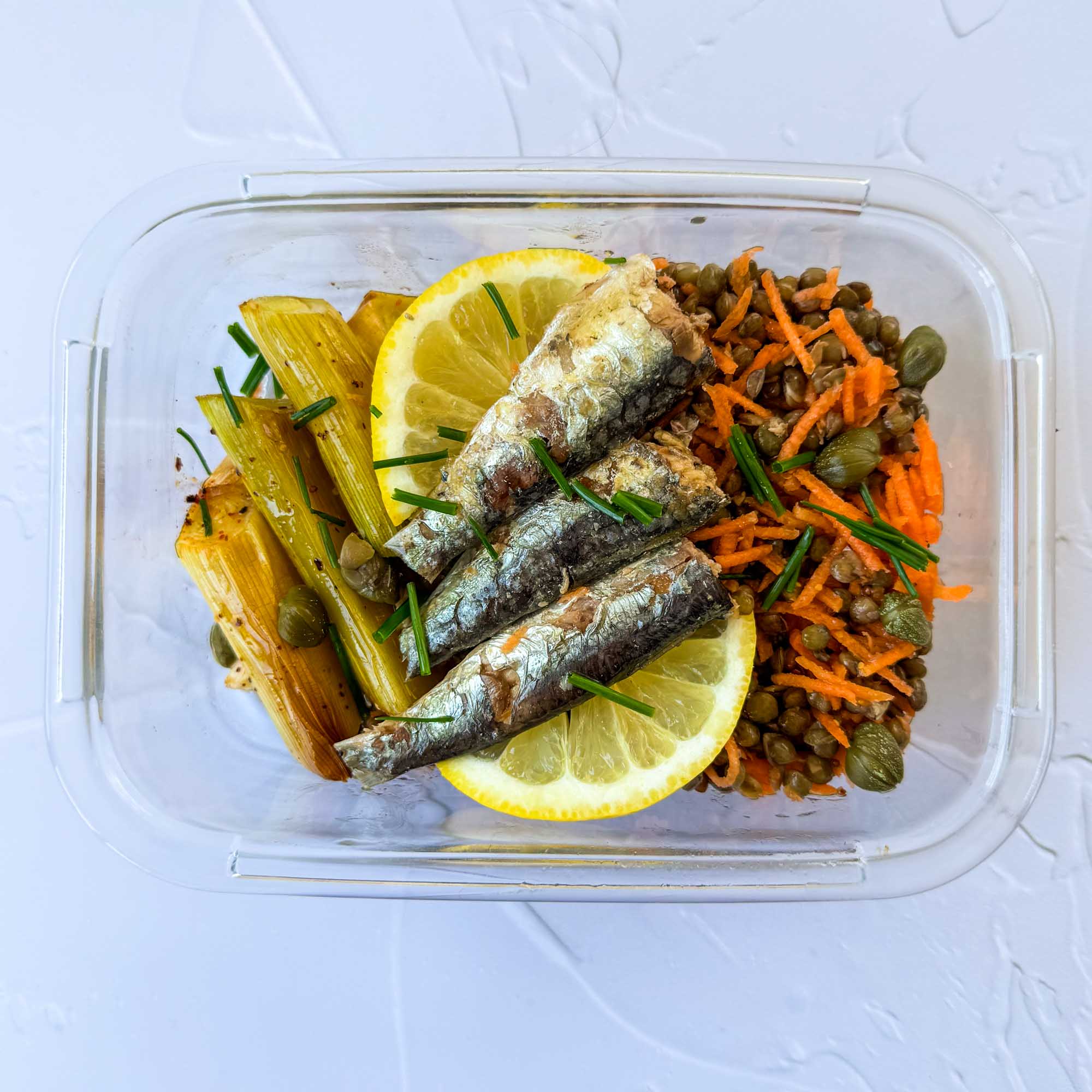Salade de lentilles, carottes, poireaux rôtis et sardines