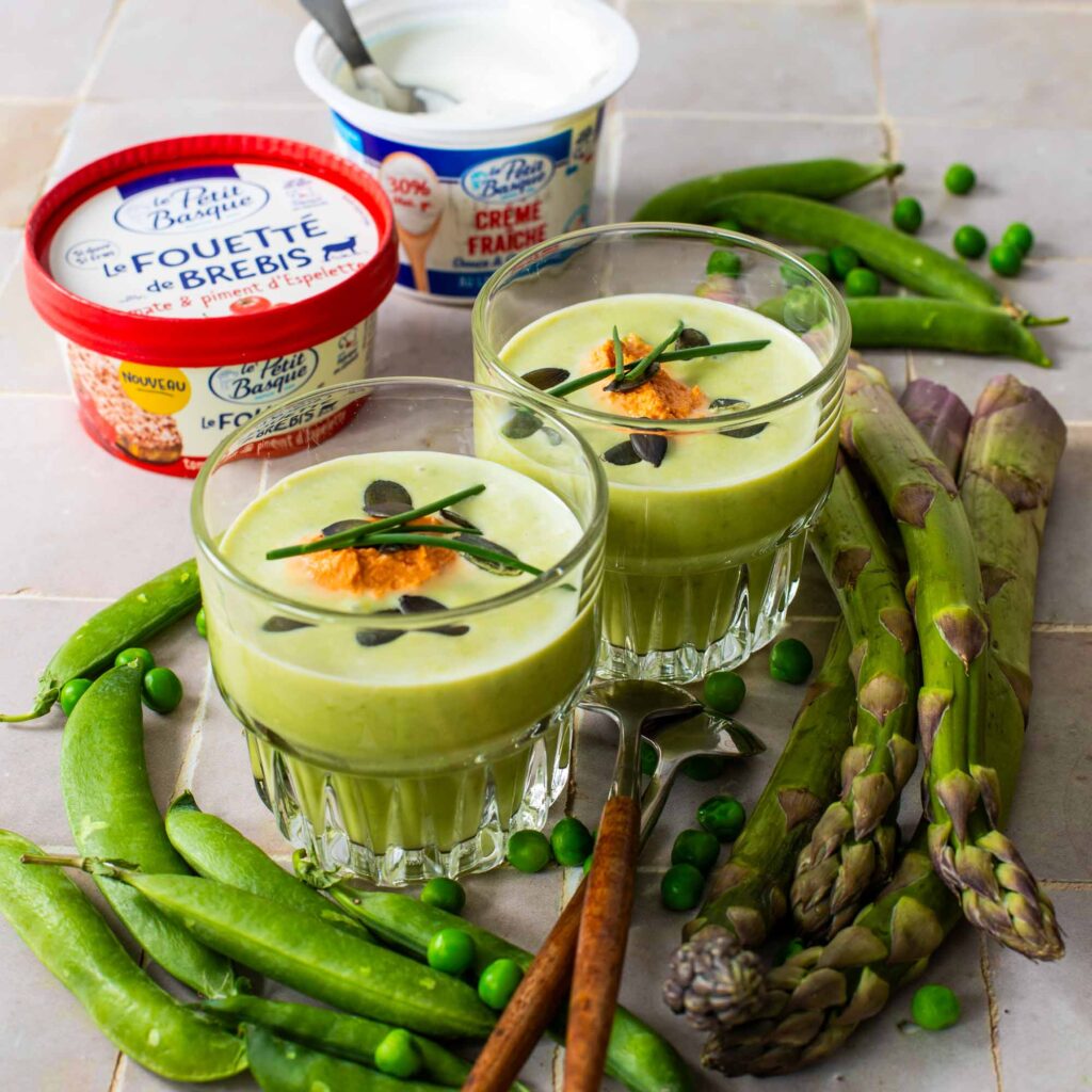 Crème d’asperges et petits pois au fouetté de brebis et piment d’Espelette - la cerise sur le maillot