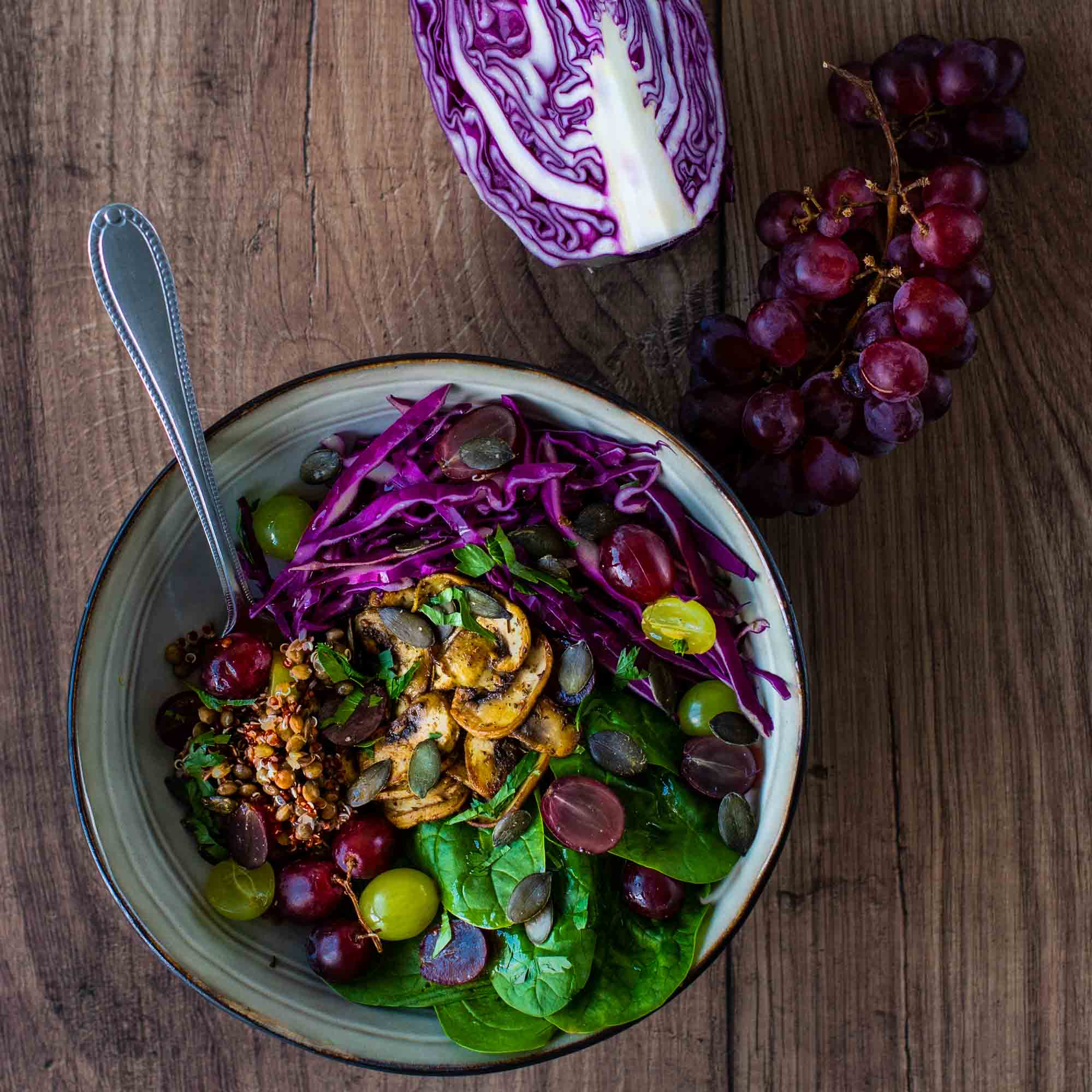 Buddha bowl d'automne aux lentilles et champignons
