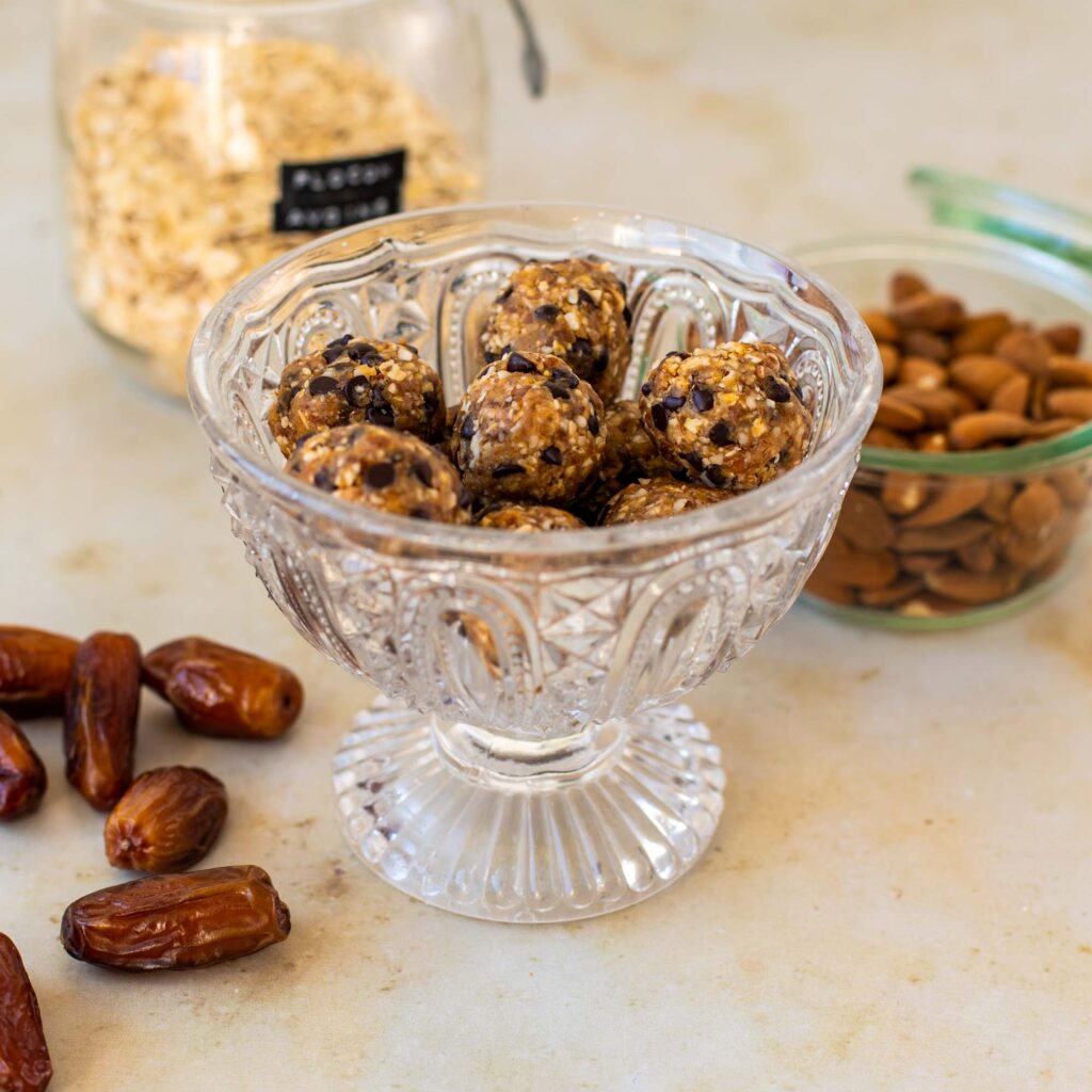 Energy-ball aux dattes et pépites de chocolat - la cerise sur le maillot