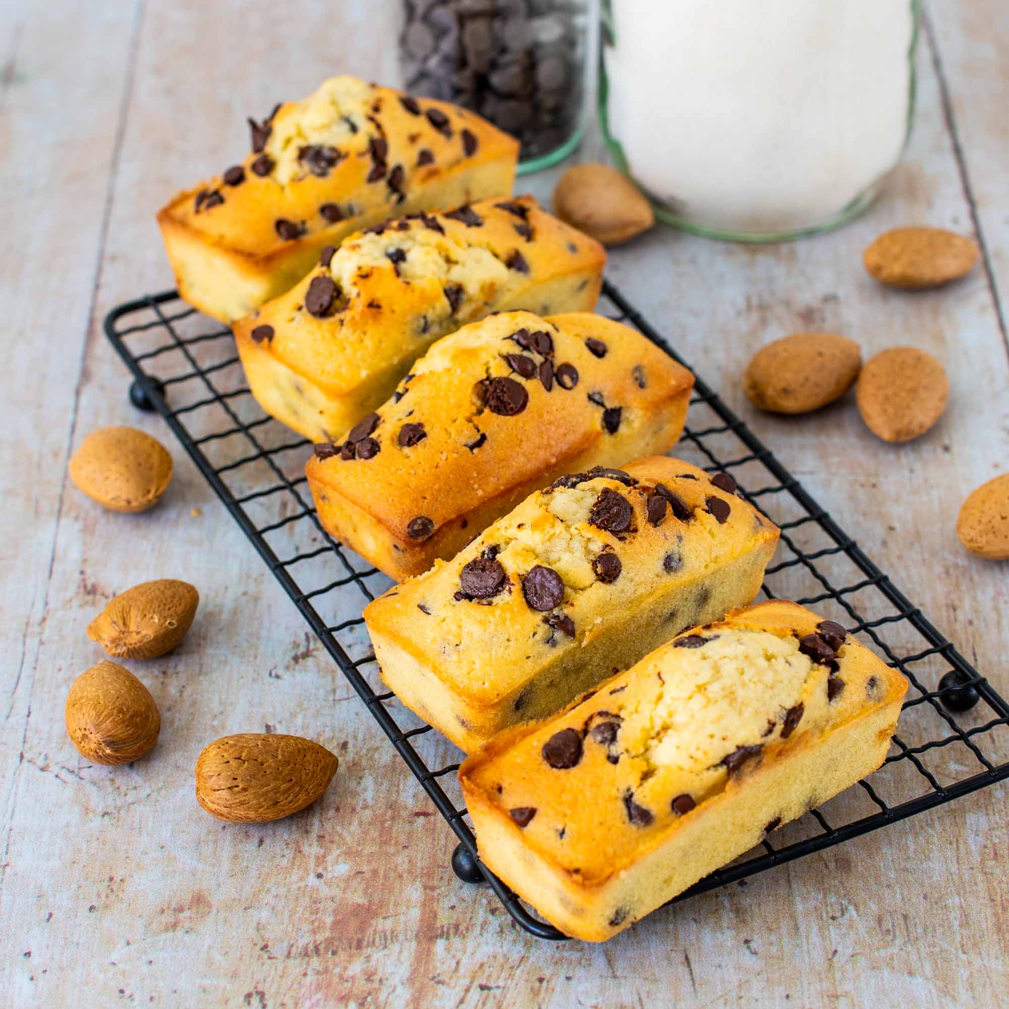 Mini-cakes aux amandes et pépites de chocolat - la cerise sur le maillot